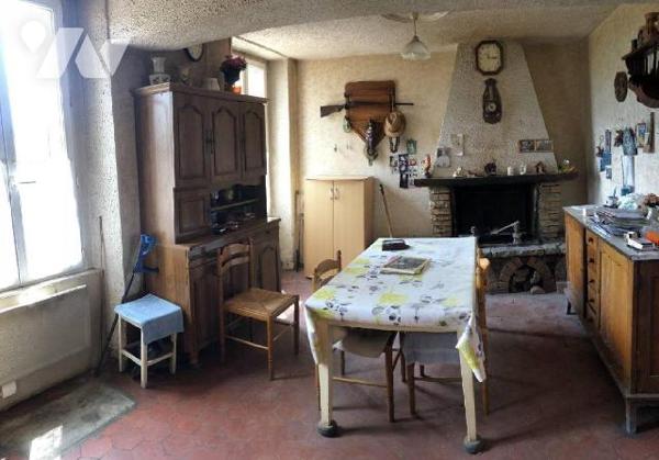 Maison d'habitation comprenant : une entrée, une cuisine, un salon, une salle à manger, une sal...