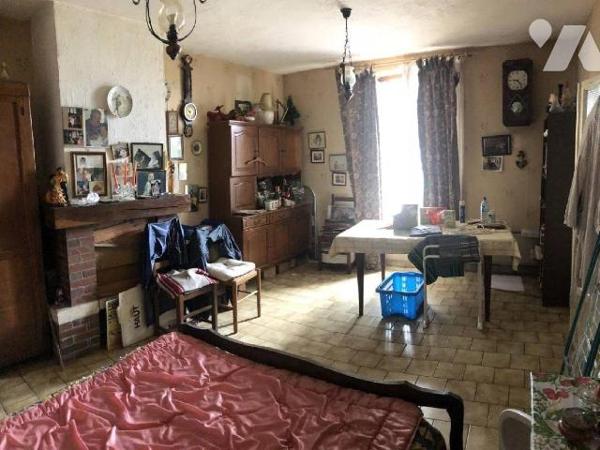 Maison d'habitation comprenant : une entrée, une cuisine, un salon, une salle à manger, une sal...