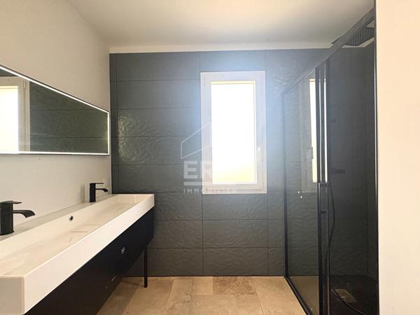 MAISON NEUVE 2022 CLIMATISEE 4 CHAMBRES GARAGE ET JARDIN