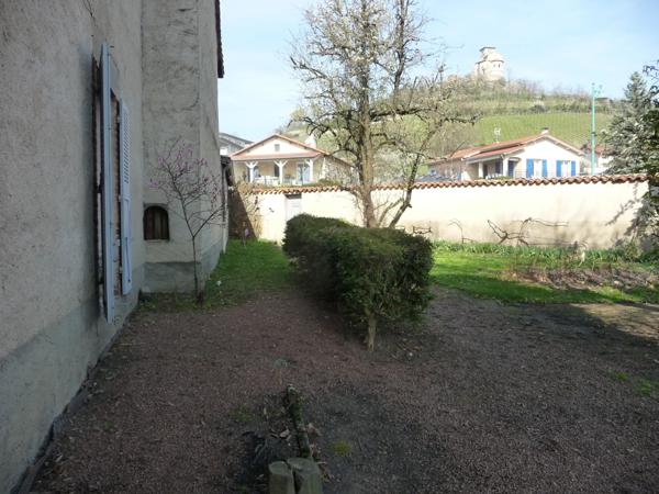 SAINT ROMAIN LE PUY CENTRE VILLE APPARTEMENT DE 67 M² petit jardin et petite dépendance. Saint-Romain-le-Puy (42610)