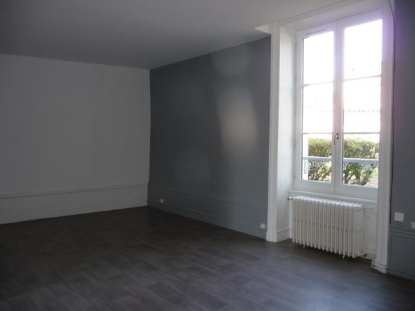 SAINT ROMAIN LE PUY CENTRE VILLE APPARTEMENT DE 67 M² petit jardin et petite dépendance. Saint-Romain-le-Puy (42610)