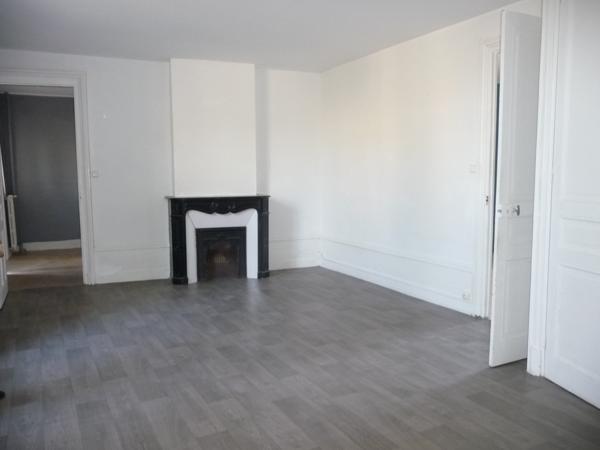 SAINT ROMAIN LE PUY CENTRE VILLE APPARTEMENT DE 67 M² petit jardin et petite dépendance. Saint-Romain-le-Puy (42610)