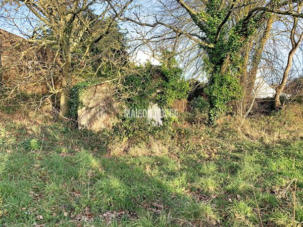 EXCLUSIVITÉ! Terrain constructible 1450 m² avec hangar cadastré à Plouha , accès direct route, proche mer