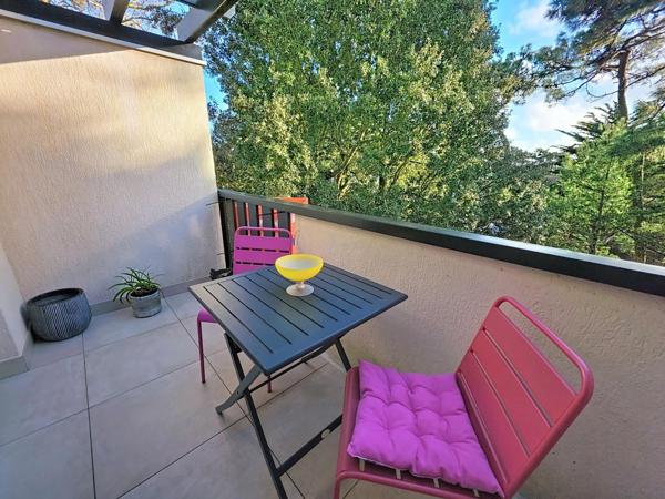 Beau studio lumineux avec plage et commerces à pied dans parc avec piscine