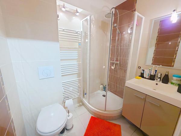 Beau studio lumineux avec plage et commerces à pied dans parc avec piscine