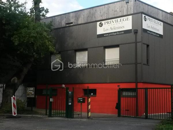 Dans la résidence étudiante Les Arlézines, située au cœur d’un environnement boisé bordé de pistes cyclables et de sentiers pédestres, investissez dans cet appartement de type T1 meublé de 21m2 avec emplacement de parking privatif en sous-sol. Sous contrat de bail commercial avec la société LP Services, ce bien garantira à son propriétaire le versement d'un loyer annuel garanti de 2.697€ HT, soit une rentabilité brute de 6,91%. Ce bien sera idéal pour une constitution de patrimoine sécurisé et/ou un complément de revenu retraite garanti. Statut LMNP avec amortissement possible. Photos à venir. A SAISIR RAPIDEMENT !!!

Les plus : 
- Résidence est située à côté de l’ICAM, de l’ISEN Nantes et à proximité du campus de la Fleuriaye-Chanterie, comprenant Polytech Nantes, l’Ecole des Mines de Nantes, l’Ecole supérieure du Bois, l’Ecole de design et l’école vétérinaire.
- Très bonne desserte des transports en commun