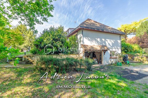 ROMORANTIN-LANTHENAY (41200) - JOLIE MAISON DE LA FIN DES ANNÉES 60 proche du centre ville, des commerces et de toutes les commodités. Venez découvrir cette très belle maison avec son parc arboré de près de 3000 m² se composant au rez-de-chaussée d’une entrée, d’un salon/séjour avec sa cheminée, d’une cuisine indépendante, de 2 chambres avec placard, d’une salle de bain et d’un wc indépendant. A l’étage, un palier, une chambre, un bureau, une salle de bain avec wc et 2 petits greniers. Le sous-sol quant à lui se compose d’une buanderie, d’une chambre chauffé, d’une chaufferie, d’un atelier, d’une cave et d’un garage. L’ensemble sur un terrain arboré de près de 3000 m² entièrement clos.
Pour visiter et vous accompagner dans votre projet n'hésitez pas à me contacter, ADRIEN LACOUR.
- ESTIMATION GRATUITE DE VOTRE BIEN -