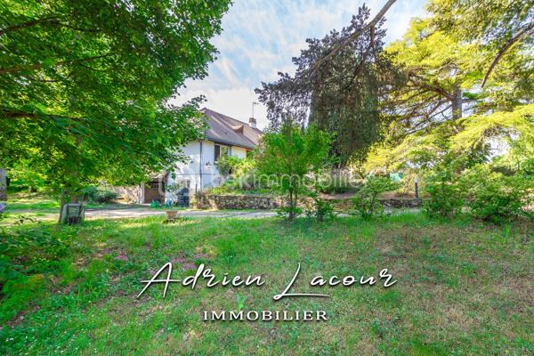 ROMORANTIN-LANTHENAY (41200) - JOLIE MAISON DE LA FIN DES ANNÉES 60 proche du centre ville, des commerces et de toutes les commodités. Venez découvrir cette très belle maison avec son parc arboré de près de 3000 m² se composant au rez-de-chaussée d’une entrée, d’un salon/séjour avec sa cheminée, d’une cuisine indépendante, de 2 chambres avec placard, d’une salle de bain et d’un wc indépendant. A l’étage, un palier, une chambre, un bureau, une salle de bain avec wc et 2 petits greniers. Le sous-sol quant à lui se compose d’une buanderie, d’une chambre chauffé, d’une chaufferie, d’un atelier, d’une cave et d’un garage. L’ensemble sur un terrain arboré de près de 3000 m² entièrement clos.
Pour visiter et vous accompagner dans votre projet n'hésitez pas à me contacter, ADRIEN LACOUR.
- ESTIMATION GRATUITE DE VOTRE BIEN -