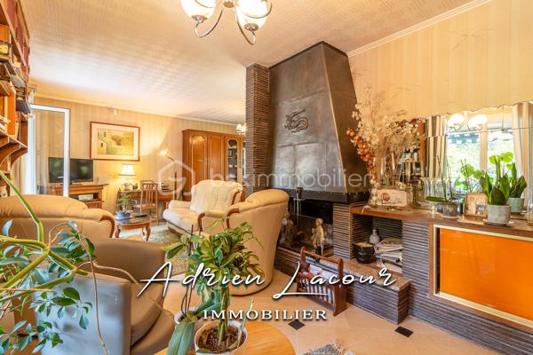 ROMORANTIN-LANTHENAY (41200) - JOLIE MAISON DE LA FIN DES ANNÉES 60 proche du centre ville, des commerces et de toutes les commodités. Venez découvrir cette très belle maison avec son parc arboré de près de 3000 m² se composant au rez-de-chaussée d’une entrée, d’un salon/séjour avec sa cheminée, d’une cuisine indépendante, de 2 chambres avec placard, d’une salle de bain et d’un wc indépendant. A l’étage, un palier, une chambre, un bureau, une salle de bain avec wc et 2 petits greniers. Le sous-sol quant à lui se compose d’une buanderie, d’une chambre chauffé, d’une chaufferie, d’un atelier, d’une cave et d’un garage. L’ensemble sur un terrain arboré de près de 3000 m² entièrement clos.
Pour visiter et vous accompagner dans votre projet n'hésitez pas à me contacter, ADRIEN LACOUR.
- ESTIMATION GRATUITE DE VOTRE BIEN -