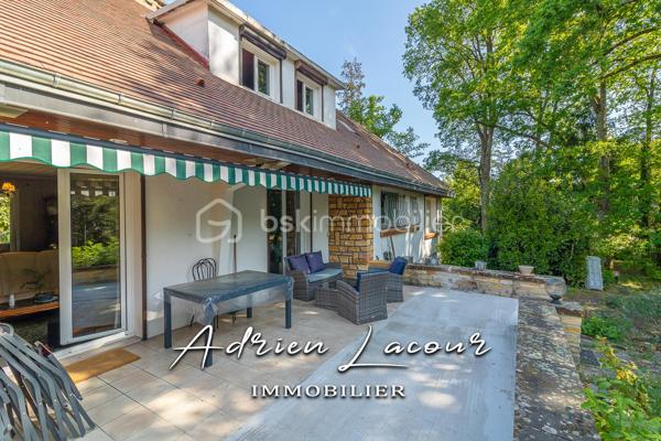 ROMORANTIN-LANTHENAY (41200) - JOLIE MAISON DE LA FIN DES ANNÉES 60 proche du centre ville, des commerces et de toutes les commodités. Venez découvrir cette très belle maison avec son parc arboré de près de 3000 m² se composant au rez-de-chaussée d’une entrée, d’un salon/séjour avec sa cheminée, d’une cuisine indépendante, de 2 chambres avec placard, d’une salle de bain et d’un wc indépendant. A l’étage, un palier, une chambre, un bureau, une salle de bain avec wc et 2 petits greniers. Le sous-sol quant à lui se compose d’une buanderie, d’une chambre chauffé, d’une chaufferie, d’un atelier, d’une cave et d’un garage. L’ensemble sur un terrain arboré de près de 3000 m² entièrement clos.
Pour visiter et vous accompagner dans votre projet n'hésitez pas à me contacter, ADRIEN LACOUR.
- ESTIMATION GRATUITE DE VOTRE BIEN -