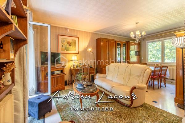 ROMORANTIN-LANTHENAY (41200) - JOLIE MAISON DE LA FIN DES ANNÉES 60 proche du centre ville, des commerces et de toutes les commodités. Venez découvrir cette très belle maison avec son parc arboré de près de 3000 m² se composant au rez-de-chaussée d’une entrée, d’un salon/séjour avec sa cheminée, d’une cuisine indépendante, de 2 chambres avec placard, d’une salle de bain et d’un wc indépendant. A l’étage, un palier, une chambre, un bureau, une salle de bain avec wc et 2 petits greniers. Le sous-sol quant à lui se compose d’une buanderie, d’une chambre chauffé, d’une chaufferie, d’un atelier, d’une cave et d’un garage. L’ensemble sur un terrain arboré de près de 3000 m² entièrement clos.
Pour visiter et vous accompagner dans votre projet n'hésitez pas à me contacter, ADRIEN LACOUR.
- ESTIMATION GRATUITE DE VOTRE BIEN -