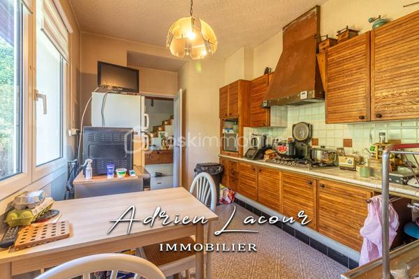 ROMORANTIN-LANTHENAY (41200) - JOLIE MAISON DE LA FIN DES ANNÉES 60 proche du centre ville, des commerces et de toutes les commodités. Venez découvrir cette très belle maison avec son parc arboré de près de 3000 m² se composant au rez-de-chaussée d’une entrée, d’un salon/séjour avec sa cheminée, d’une cuisine indépendante, de 2 chambres avec placard, d’une salle de bain et d’un wc indépendant. A l’étage, un palier, une chambre, un bureau, une salle de bain avec wc et 2 petits greniers. Le sous-sol quant à lui se compose d’une buanderie, d’une chambre chauffé, d’une chaufferie, d’un atelier, d’une cave et d’un garage. L’ensemble sur un terrain arboré de près de 3000 m² entièrement clos.
Pour visiter et vous accompagner dans votre projet n'hésitez pas à me contacter, ADRIEN LACOUR.
- ESTIMATION GRATUITE DE VOTRE BIEN -