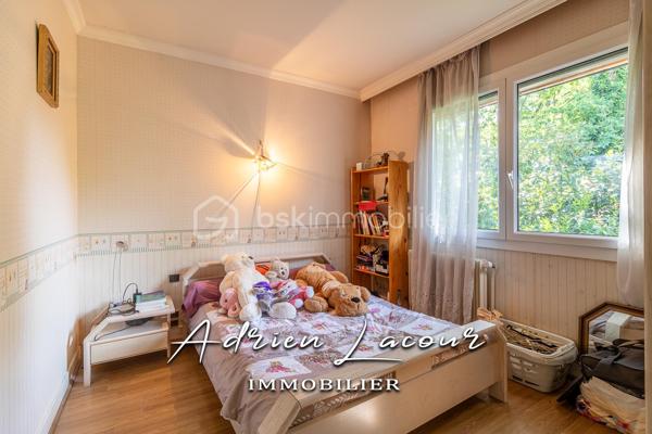 ROMORANTIN-LANTHENAY (41200) - JOLIE MAISON DE LA FIN DES ANNÉES 60 proche du centre ville, des commerces et de toutes les commodités. Venez découvrir cette très belle maison avec son parc arboré de près de 3000 m² se composant au rez-de-chaussée d’une entrée, d’un salon/séjour avec sa cheminée, d’une cuisine indépendante, de 2 chambres avec placard, d’une salle de bain et d’un wc indépendant. A l’étage, un palier, une chambre, un bureau, une salle de bain avec wc et 2 petits greniers. Le sous-sol quant à lui se compose d’une buanderie, d’une chambre chauffé, d’une chaufferie, d’un atelier, d’une cave et d’un garage. L’ensemble sur un terrain arboré de près de 3000 m² entièrement clos.
Pour visiter et vous accompagner dans votre projet n'hésitez pas à me contacter, ADRIEN LACOUR.
- ESTIMATION GRATUITE DE VOTRE BIEN -