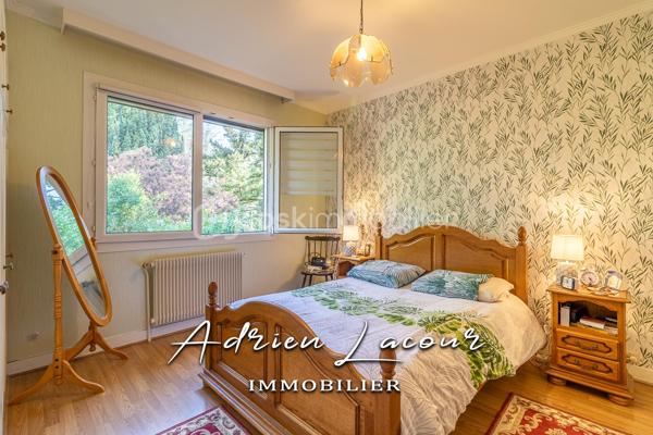 ROMORANTIN-LANTHENAY (41200) - JOLIE MAISON DE LA FIN DES ANNÉES 60 proche du centre ville, des commerces et de toutes les commodités. Venez découvrir cette très belle maison avec son parc arboré de près de 3000 m² se composant au rez-de-chaussée d’une entrée, d’un salon/séjour avec sa cheminée, d’une cuisine indépendante, de 2 chambres avec placard, d’une salle de bain et d’un wc indépendant. A l’étage, un palier, une chambre, un bureau, une salle de bain avec wc et 2 petits greniers. Le sous-sol quant à lui se compose d’une buanderie, d’une chambre chauffé, d’une chaufferie, d’un atelier, d’une cave et d’un garage. L’ensemble sur un terrain arboré de près de 3000 m² entièrement clos.
Pour visiter et vous accompagner dans votre projet n'hésitez pas à me contacter, ADRIEN LACOUR.
- ESTIMATION GRATUITE DE VOTRE BIEN -