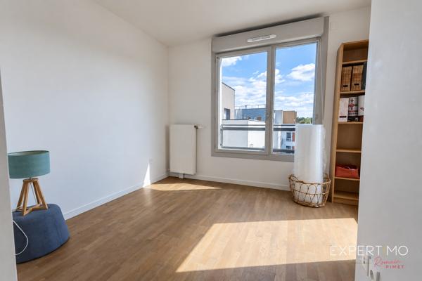 APPARTEMENT 4 PIÈCES AU DERNIER ÉTAGE – GRANDE TERRASSE – 3 CHAMBRES – 2 PARKINGS