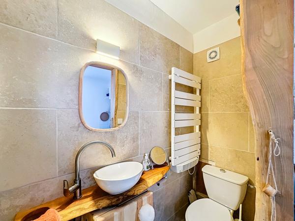 VIENNE CENTRE HISTORIQUE – DUPLEX ATYPIQUE ENTIÈREMENT MEUBLÉ – RÉNOVÉ