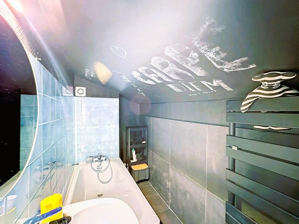 VIENNE CENTRE HISTORIQUE – DUPLEX ATYPIQUE ENTIÈREMENT MEUBLÉ – RÉNOVÉ