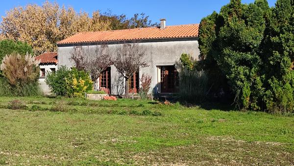 Chives (17510) Maison en pierres avec grenier et dépendances aménageables