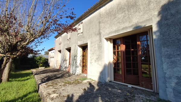 Chives (17510) Maison en pierres avec grenier et dépendances aménageables