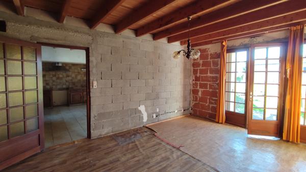 Chives (17510) Maison en pierres avec grenier et dépendances aménageables