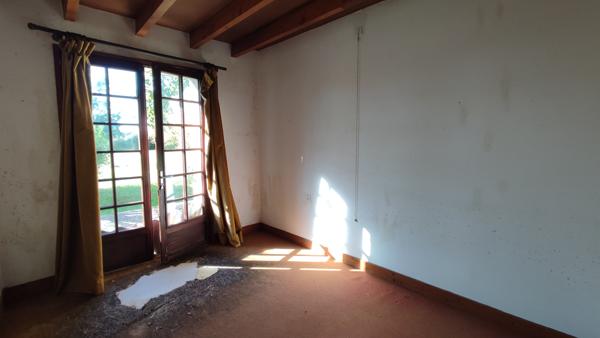 Chives (17510) Maison en pierres avec grenier et dépendances aménageables