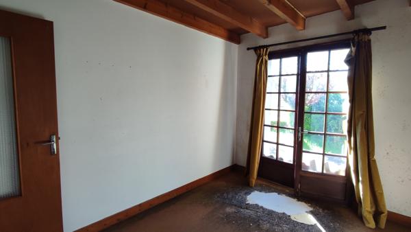 Chives (17510) Maison en pierres avec grenier et dépendances aménageables