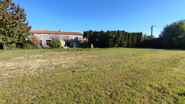 Chives (17510) Maison en pierres avec grenier et dépendances aménageables