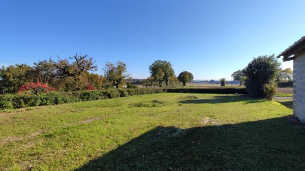 Chives (17510) Maison en pierres avec grenier et dépendances aménageables