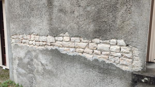 Chives (17510) Maison en pierres avec grenier et dépendances aménageables