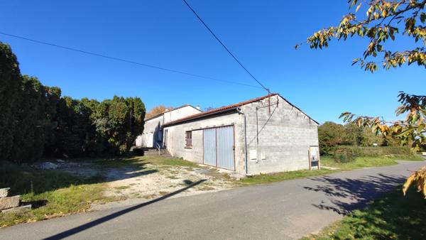 Chives (17510) Maison en pierres avec grenier et dépendances aménageables