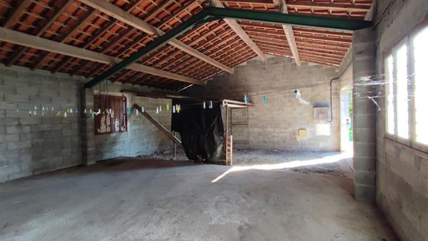 Chives (17510) Maison en pierres avec grenier et dépendances aménageables