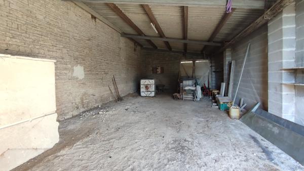 Chives (17510) Maison en pierres avec grenier et dépendances aménageables