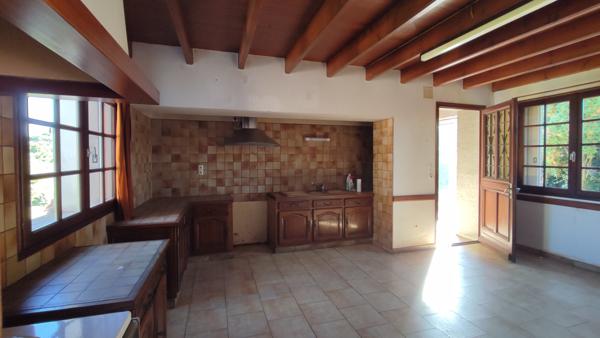 Chives (17510) Maison en pierres avec grenier et dépendances aménageables