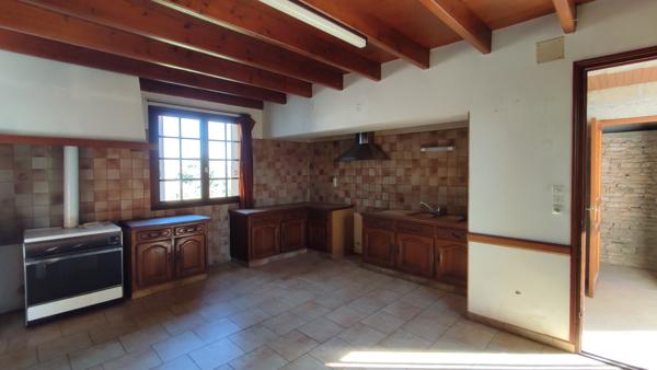 Chives (17510) Maison en pierres avec grenier et dépendances aménageables