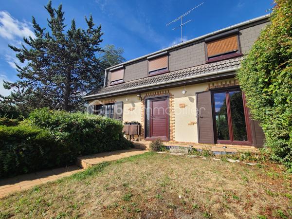 EXCLUSIVITÉ 
– Pavillon familial à Boissy-sous-Saint-Yon
Dans un environnement calme d’une impasse, venez découvrir sans tarder ce pavillon mitoyen d’un côté, offrant de beaux volumes et un agréable jardin clos exposé Ouest.
Dès l’entrée, vous découvrirez un séjour / salle à manger traversant, lumineux et convivial, ainsi qu’une cuisine donnant directement accès à la terrasse et au jardin. L’exposition Ouest vous permettra de profiter pleinement des belles soirées en extérieur.
Ce même niveau propose également une chambre d’environ 14 m², une buanderie, des WC ainsi qu’un accès au sous-sol.
Un bel escalier dessert l’étage, où un couloir mène à 4 chambres, dont une belle chambre traversante Est/Ouest d’environ 21 m², ainsi qu’une salle d’eau. Un accès aux combles complète cet espace.
Le sous-sol d’environ 69 m² constitue un véritable atout. Il se compose d’une belle buanderie, d’une seconde pièce pouvant être aménagée selon vos besoins (bureau, salle de loisirs, atelier, stockage…) et d’un garage d’environ 20 m².
Les + du bien
- Pavillon offrant une belle surface et de nombreux espaces
- 5 chambres au total
- Jardin entièrement clos avec terrasse
- Exposition Est/Ouest
- Fenêtres PVC double vitrage (2019)
- Chaudière gaz récente (2021)
- Volets occultants manuels
- Possibilité de stationner plusieurs véhicules (Garage, allée de garage et devant la maison)
- Sous-sol de 69 m²
- Proximité des écoles maternelles, primaires (Publique et privée), des commerces (pharmacie, bureau de poste, coiffeur, cabinet médical), mais également des activités sportives telles que stade de foot, court de tennis, city, gymnase et ses nombreuses associations....
Un village où on se sent bien vivre.
Un bien idéal pour une famille à la recherche d’espace, de tranquillité et de potentiel.
📅 Visites possibles 7j/7 sur rendez-vous, et ce jusqu'à 21h30

***** Contactez-moi rapidement pour organiser votre visite ! *****