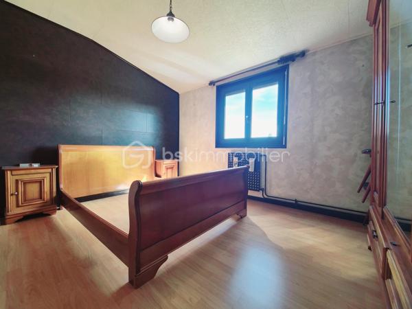 EXCLUSIVITÉ 
– Pavillon familial à Boissy-sous-Saint-Yon
Dans un environnement calme d’une impasse, venez découvrir sans tarder ce pavillon mitoyen d’un côté, offrant de beaux volumes et un agréable jardin clos exposé Ouest.
Dès l’entrée, vous découvrirez un séjour / salle à manger traversant, lumineux et convivial, ainsi qu’une cuisine donnant directement accès à la terrasse et au jardin. L’exposition Ouest vous permettra de profiter pleinement des belles soirées en extérieur.
Ce même niveau propose également une chambre d’environ 14 m², une buanderie, des WC ainsi qu’un accès au sous-sol.
Un bel escalier dessert l’étage, où un couloir mène à 4 chambres, dont une belle chambre traversante Est/Ouest d’environ 21 m², ainsi qu’une salle d’eau. Un accès aux combles complète cet espace.
Le sous-sol d’environ 69 m² constitue un véritable atout. Il se compose d’une belle buanderie, d’une seconde pièce pouvant être aménagée selon vos besoins (bureau, salle de loisirs, atelier, stockage…) et d’un garage d’environ 20 m².
Les + du bien
- Pavillon offrant une belle surface et de nombreux espaces
- 5 chambres au total
- Jardin entièrement clos avec terrasse
- Exposition Est/Ouest
- Fenêtres PVC double vitrage (2019)
- Chaudière gaz récente (2021)
- Volets occultants manuels
- Possibilité de stationner plusieurs véhicules (Garage, allée de garage et devant la maison)
- Sous-sol de 69 m²
- Proximité des écoles maternelles, primaires (Publique et privée), des commerces (pharmacie, bureau de poste, coiffeur, cabinet médical), mais également des activités sportives telles que stade de foot, court de tennis, city, gymnase et ses nombreuses associations....
Un village où on se sent bien vivre.
Un bien idéal pour une famille à la recherche d’espace, de tranquillité et de potentiel.
📅 Visites possibles 7j/7 sur rendez-vous, et ce jusqu'à 21h30

***** Contactez-moi rapidement pour organiser votre visite ! *****