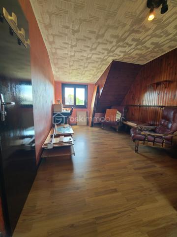EXCLUSIVITÉ 
– Pavillon familial à Boissy-sous-Saint-Yon
Dans un environnement calme d’une impasse, venez découvrir sans tarder ce pavillon mitoyen d’un côté, offrant de beaux volumes et un agréable jardin clos exposé Ouest.
Dès l’entrée, vous découvrirez un séjour / salle à manger traversant, lumineux et convivial, ainsi qu’une cuisine donnant directement accès à la terrasse et au jardin. L’exposition Ouest vous permettra de profiter pleinement des belles soirées en extérieur.
Ce même niveau propose également une chambre d’environ 14 m², une buanderie, des WC ainsi qu’un accès au sous-sol.
Un bel escalier dessert l’étage, où un couloir mène à 4 chambres, dont une belle chambre traversante Est/Ouest d’environ 21 m², ainsi qu’une salle d’eau. Un accès aux combles complète cet espace.
Le sous-sol d’environ 69 m² constitue un véritable atout. Il se compose d’une belle buanderie, d’une seconde pièce pouvant être aménagée selon vos besoins (bureau, salle de loisirs, atelier, stockage…) et d’un garage d’environ 20 m².
Les + du bien
- Pavillon offrant une belle surface et de nombreux espaces
- 5 chambres au total
- Jardin entièrement clos avec terrasse
- Exposition Est/Ouest
- Fenêtres PVC double vitrage (2019)
- Chaudière gaz récente (2021)
- Volets occultants manuels
- Possibilité de stationner plusieurs véhicules (Garage, allée de garage et devant la maison)
- Sous-sol de 69 m²
- Proximité des écoles maternelles, primaires (Publique et privée), des commerces (pharmacie, bureau de poste, coiffeur, cabinet médical), mais également des activités sportives telles que stade de foot, court de tennis, city, gymnase et ses nombreuses associations....
Un village où on se sent bien vivre.
Un bien idéal pour une famille à la recherche d’espace, de tranquillité et de potentiel.
📅 Visites possibles 7j/7 sur rendez-vous, et ce jusqu'à 21h30

***** Contactez-moi rapidement pour organiser votre visite ! *****