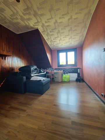 EXCLUSIVITÉ 
– Pavillon familial à Boissy-sous-Saint-Yon
Dans un environnement calme d’une impasse, venez découvrir sans tarder ce pavillon mitoyen d’un côté, offrant de beaux volumes et un agréable jardin clos exposé Ouest.
Dès l’entrée, vous découvrirez un séjour / salle à manger traversant, lumineux et convivial, ainsi qu’une cuisine donnant directement accès à la terrasse et au jardin. L’exposition Ouest vous permettra de profiter pleinement des belles soirées en extérieur.
Ce même niveau propose également une chambre d’environ 14 m², une buanderie, des WC ainsi qu’un accès au sous-sol.
Un bel escalier dessert l’étage, où un couloir mène à 4 chambres, dont une belle chambre traversante Est/Ouest d’environ 21 m², ainsi qu’une salle d’eau. Un accès aux combles complète cet espace.
Le sous-sol d’environ 69 m² constitue un véritable atout. Il se compose d’une belle buanderie, d’une seconde pièce pouvant être aménagée selon vos besoins (bureau, salle de loisirs, atelier, stockage…) et d’un garage d’environ 20 m².
Les + du bien
- Pavillon offrant une belle surface et de nombreux espaces
- 5 chambres au total
- Jardin entièrement clos avec terrasse
- Exposition Est/Ouest
- Fenêtres PVC double vitrage (2019)
- Chaudière gaz récente (2021)
- Volets occultants manuels
- Possibilité de stationner plusieurs véhicules (Garage, allée de garage et devant la maison)
- Sous-sol de 69 m²
- Proximité des écoles maternelles, primaires (Publique et privée), des commerces (pharmacie, bureau de poste, coiffeur, cabinet médical), mais également des activités sportives telles que stade de foot, court de tennis, city, gymnase et ses nombreuses associations....
Un village où on se sent bien vivre.
Un bien idéal pour une famille à la recherche d’espace, de tranquillité et de potentiel.
📅 Visites possibles 7j/7 sur rendez-vous, et ce jusqu'à 21h30

***** Contactez-moi rapidement pour organiser votre visite ! *****