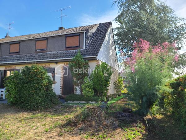 EXCLUSIVITÉ 
– Pavillon familial à Boissy-sous-Saint-Yon
Dans un environnement calme d’une impasse, venez découvrir sans tarder ce pavillon mitoyen d’un côté, offrant de beaux volumes et un agréable jardin clos exposé Ouest.
Dès l’entrée, vous découvrirez un séjour / salle à manger traversant, lumineux et convivial, ainsi qu’une cuisine donnant directement accès à la terrasse et au jardin. L’exposition Ouest vous permettra de profiter pleinement des belles soirées en extérieur.
Ce même niveau propose également une chambre d’environ 14 m², une buanderie, des WC ainsi qu’un accès au sous-sol.
Un bel escalier dessert l’étage, où un couloir mène à 4 chambres, dont une belle chambre traversante Est/Ouest d’environ 21 m², ainsi qu’une salle d’eau. Un accès aux combles complète cet espace.
Le sous-sol d’environ 69 m² constitue un véritable atout. Il se compose d’une belle buanderie, d’une seconde pièce pouvant être aménagée selon vos besoins (bureau, salle de loisirs, atelier, stockage…) et d’un garage d’environ 20 m².
Les + du bien
- Pavillon offrant une belle surface et de nombreux espaces
- 5 chambres au total
- Jardin entièrement clos avec terrasse
- Exposition Est/Ouest
- Fenêtres PVC double vitrage (2019)
- Chaudière gaz récente (2021)
- Volets occultants manuels
- Possibilité de stationner plusieurs véhicules (Garage, allée de garage et devant la maison)
- Sous-sol de 69 m²
- Proximité des écoles maternelles, primaires (Publique et privée), des commerces (pharmacie, bureau de poste, coiffeur, cabinet médical), mais également des activités sportives telles que stade de foot, court de tennis, city, gymnase et ses nombreuses associations....
Un village où on se sent bien vivre.
Un bien idéal pour une famille à la recherche d’espace, de tranquillité et de potentiel.
📅 Visites possibles 7j/7 sur rendez-vous, et ce jusqu'à 21h30

***** Contactez-moi rapidement pour organiser votre visite ! *****