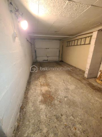 EXCLUSIVITÉ 
– Pavillon familial à Boissy-sous-Saint-Yon
Dans un environnement calme d’une impasse, venez découvrir sans tarder ce pavillon mitoyen d’un côté, offrant de beaux volumes et un agréable jardin clos exposé Ouest.
Dès l’entrée, vous découvrirez un séjour / salle à manger traversant, lumineux et convivial, ainsi qu’une cuisine donnant directement accès à la terrasse et au jardin. L’exposition Ouest vous permettra de profiter pleinement des belles soirées en extérieur.
Ce même niveau propose également une chambre d’environ 14 m², une buanderie, des WC ainsi qu’un accès au sous-sol.
Un bel escalier dessert l’étage, où un couloir mène à 4 chambres, dont une belle chambre traversante Est/Ouest d’environ 21 m², ainsi qu’une salle d’eau. Un accès aux combles complète cet espace.
Le sous-sol d’environ 69 m² constitue un véritable atout. Il se compose d’une belle buanderie, d’une seconde pièce pouvant être aménagée selon vos besoins (bureau, salle de loisirs, atelier, stockage…) et d’un garage d’environ 20 m².
Les + du bien
- Pavillon offrant une belle surface et de nombreux espaces
- 5 chambres au total
- Jardin entièrement clos avec terrasse
- Exposition Est/Ouest
- Fenêtres PVC double vitrage (2019)
- Chaudière gaz récente (2021)
- Volets occultants manuels
- Possibilité de stationner plusieurs véhicules (Garage, allée de garage et devant la maison)
- Sous-sol de 69 m²
- Proximité des écoles maternelles, primaires (Publique et privée), des commerces (pharmacie, bureau de poste, coiffeur, cabinet médical), mais également des activités sportives telles que stade de foot, court de tennis, city, gymnase et ses nombreuses associations....
Un village où on se sent bien vivre.
Un bien idéal pour une famille à la recherche d’espace, de tranquillité et de potentiel.
📅 Visites possibles 7j/7 sur rendez-vous, et ce jusqu'à 21h30

***** Contactez-moi rapidement pour organiser votre visite ! *****