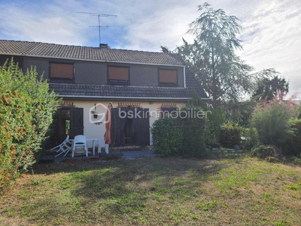 EXCLUSIVITÉ 
– Pavillon familial à Boissy-sous-Saint-Yon
Dans un environnement calme d’une impasse, venez découvrir sans tarder ce pavillon mitoyen d’un côté, offrant de beaux volumes et un agréable jardin clos exposé Ouest.
Dès l’entrée, vous découvrirez un séjour / salle à manger traversant, lumineux et convivial, ainsi qu’une cuisine donnant directement accès à la terrasse et au jardin. L’exposition Ouest vous permettra de profiter pleinement des belles soirées en extérieur.
Ce même niveau propose également une chambre d’environ 14 m², une buanderie, des WC ainsi qu’un accès au sous-sol.
Un bel escalier dessert l’étage, où un couloir mène à 4 chambres, dont une belle chambre traversante Est/Ouest d’environ 21 m², ainsi qu’une salle d’eau. Un accès aux combles complète cet espace.
Le sous-sol d’environ 69 m² constitue un véritable atout. Il se compose d’une belle buanderie, d’une seconde pièce pouvant être aménagée selon vos besoins (bureau, salle de loisirs, atelier, stockage…) et d’un garage d’environ 20 m².
Les + du bien
- Pavillon offrant une belle surface et de nombreux espaces
- 5 chambres au total
- Jardin entièrement clos avec terrasse
- Exposition Est/Ouest
- Fenêtres PVC double vitrage (2019)
- Chaudière gaz récente (2021)
- Volets occultants manuels
- Possibilité de stationner plusieurs véhicules (Garage, allée de garage et devant la maison)
- Sous-sol de 69 m²
- Proximité des écoles maternelles, primaires (Publique et privée), des commerces (pharmacie, bureau de poste, coiffeur, cabinet médical), mais également des activités sportives telles que stade de foot, court de tennis, city, gymnase et ses nombreuses associations....
Un village où on se sent bien vivre.
Un bien idéal pour une famille à la recherche d’espace, de tranquillité et de potentiel.
📅 Visites possibles 7j/7 sur rendez-vous, et ce jusqu'à 21h30

***** Contactez-moi rapidement pour organiser votre visite ! *****