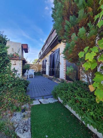 EXCLUSIVITÉ 
– Pavillon familial à Boissy-sous-Saint-Yon
Dans un environnement calme d’une impasse, venez découvrir sans tarder ce pavillon mitoyen d’un côté, offrant de beaux volumes et un agréable jardin clos exposé Ouest.
Dès l’entrée, vous découvrirez un séjour / salle à manger traversant, lumineux et convivial, ainsi qu’une cuisine donnant directement accès à la terrasse et au jardin. L’exposition Ouest vous permettra de profiter pleinement des belles soirées en extérieur.
Ce même niveau propose également une chambre d’environ 14 m², une buanderie, des WC ainsi qu’un accès au sous-sol.
Un bel escalier dessert l’étage, où un couloir mène à 4 chambres, dont une belle chambre traversante Est/Ouest d’environ 21 m², ainsi qu’une salle d’eau. Un accès aux combles complète cet espace.
Le sous-sol d’environ 69 m² constitue un véritable atout. Il se compose d’une belle buanderie, d’une seconde pièce pouvant être aménagée selon vos besoins (bureau, salle de loisirs, atelier, stockage…) et d’un garage d’environ 20 m².
Les + du bien
- Pavillon offrant une belle surface et de nombreux espaces
- 5 chambres au total
- Jardin entièrement clos avec terrasse
- Exposition Est/Ouest
- Fenêtres PVC double vitrage (2019)
- Chaudière gaz récente (2021)
- Volets occultants manuels
- Possibilité de stationner plusieurs véhicules (Garage, allée de garage et devant la maison)
- Sous-sol de 69 m²
- Proximité des écoles maternelles, primaires (Publique et privée), des commerces (pharmacie, bureau de poste, coiffeur, cabinet médical), mais également des activités sportives telles que stade de foot, court de tennis, city, gymnase et ses nombreuses associations....
Un village où on se sent bien vivre.
Un bien idéal pour une famille à la recherche d’espace, de tranquillité et de potentiel.
📅 Visites possibles 7j/7 sur rendez-vous, et ce jusqu'à 21h30

***** Contactez-moi rapidement pour organiser votre visite ! *****