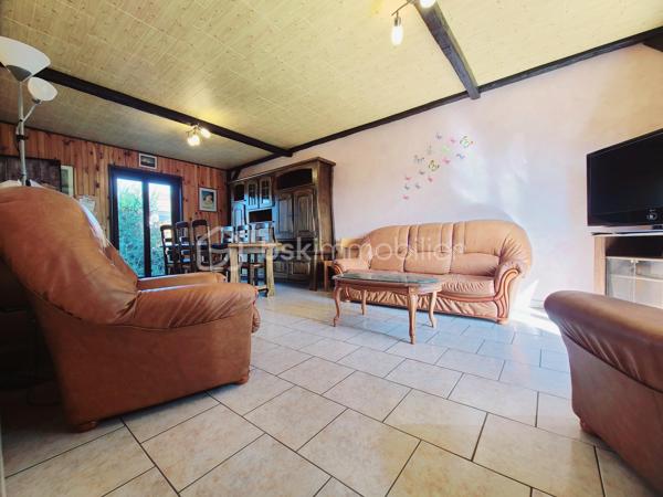 EXCLUSIVITÉ 
– Pavillon familial à Boissy-sous-Saint-Yon
Dans un environnement calme d’une impasse, venez découvrir sans tarder ce pavillon mitoyen d’un côté, offrant de beaux volumes et un agréable jardin clos exposé Ouest.
Dès l’entrée, vous découvrirez un séjour / salle à manger traversant, lumineux et convivial, ainsi qu’une cuisine donnant directement accès à la terrasse et au jardin. L’exposition Ouest vous permettra de profiter pleinement des belles soirées en extérieur.
Ce même niveau propose également une chambre d’environ 14 m², une buanderie, des WC ainsi qu’un accès au sous-sol.
Un bel escalier dessert l’étage, où un couloir mène à 4 chambres, dont une belle chambre traversante Est/Ouest d’environ 21 m², ainsi qu’une salle d’eau. Un accès aux combles complète cet espace.
Le sous-sol d’environ 69 m² constitue un véritable atout. Il se compose d’une belle buanderie, d’une seconde pièce pouvant être aménagée selon vos besoins (bureau, salle de loisirs, atelier, stockage…) et d’un garage d’environ 20 m².
Les + du bien
- Pavillon offrant une belle surface et de nombreux espaces
- 5 chambres au total
- Jardin entièrement clos avec terrasse
- Exposition Est/Ouest
- Fenêtres PVC double vitrage (2019)
- Chaudière gaz récente (2021)
- Volets occultants manuels
- Possibilité de stationner plusieurs véhicules (Garage, allée de garage et devant la maison)
- Sous-sol de 69 m²
- Proximité des écoles maternelles, primaires (Publique et privée), des commerces (pharmacie, bureau de poste, coiffeur, cabinet médical), mais également des activités sportives telles que stade de foot, court de tennis, city, gymnase et ses nombreuses associations....
Un village où on se sent bien vivre.
Un bien idéal pour une famille à la recherche d’espace, de tranquillité et de potentiel.
📅 Visites possibles 7j/7 sur rendez-vous, et ce jusqu'à 21h30

***** Contactez-moi rapidement pour organiser votre visite ! *****