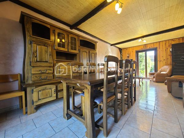EXCLUSIVITÉ 
– Pavillon familial à Boissy-sous-Saint-Yon
Dans un environnement calme d’une impasse, venez découvrir sans tarder ce pavillon mitoyen d’un côté, offrant de beaux volumes et un agréable jardin clos exposé Ouest.
Dès l’entrée, vous découvrirez un séjour / salle à manger traversant, lumineux et convivial, ainsi qu’une cuisine donnant directement accès à la terrasse et au jardin. L’exposition Ouest vous permettra de profiter pleinement des belles soirées en extérieur.
Ce même niveau propose également une chambre d’environ 14 m², une buanderie, des WC ainsi qu’un accès au sous-sol.
Un bel escalier dessert l’étage, où un couloir mène à 4 chambres, dont une belle chambre traversante Est/Ouest d’environ 21 m², ainsi qu’une salle d’eau. Un accès aux combles complète cet espace.
Le sous-sol d’environ 69 m² constitue un véritable atout. Il se compose d’une belle buanderie, d’une seconde pièce pouvant être aménagée selon vos besoins (bureau, salle de loisirs, atelier, stockage…) et d’un garage d’environ 20 m².
Les + du bien
- Pavillon offrant une belle surface et de nombreux espaces
- 5 chambres au total
- Jardin entièrement clos avec terrasse
- Exposition Est/Ouest
- Fenêtres PVC double vitrage (2019)
- Chaudière gaz récente (2021)
- Volets occultants manuels
- Possibilité de stationner plusieurs véhicules (Garage, allée de garage et devant la maison)
- Sous-sol de 69 m²
- Proximité des écoles maternelles, primaires (Publique et privée), des commerces (pharmacie, bureau de poste, coiffeur, cabinet médical), mais également des activités sportives telles que stade de foot, court de tennis, city, gymnase et ses nombreuses associations....
Un village où on se sent bien vivre.
Un bien idéal pour une famille à la recherche d’espace, de tranquillité et de potentiel.
📅 Visites possibles 7j/7 sur rendez-vous, et ce jusqu'à 21h30

***** Contactez-moi rapidement pour organiser votre visite ! *****
