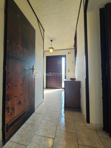 EXCLUSIVITÉ 
– Pavillon familial à Boissy-sous-Saint-Yon
Dans un environnement calme d’une impasse, venez découvrir sans tarder ce pavillon mitoyen d’un côté, offrant de beaux volumes et un agréable jardin clos exposé Ouest.
Dès l’entrée, vous découvrirez un séjour / salle à manger traversant, lumineux et convivial, ainsi qu’une cuisine donnant directement accès à la terrasse et au jardin. L’exposition Ouest vous permettra de profiter pleinement des belles soirées en extérieur.
Ce même niveau propose également une chambre d’environ 14 m², une buanderie, des WC ainsi qu’un accès au sous-sol.
Un bel escalier dessert l’étage, où un couloir mène à 4 chambres, dont une belle chambre traversante Est/Ouest d’environ 21 m², ainsi qu’une salle d’eau. Un accès aux combles complète cet espace.
Le sous-sol d’environ 69 m² constitue un véritable atout. Il se compose d’une belle buanderie, d’une seconde pièce pouvant être aménagée selon vos besoins (bureau, salle de loisirs, atelier, stockage…) et d’un garage d’environ 20 m².
Les + du bien
- Pavillon offrant une belle surface et de nombreux espaces
- 5 chambres au total
- Jardin entièrement clos avec terrasse
- Exposition Est/Ouest
- Fenêtres PVC double vitrage (2019)
- Chaudière gaz récente (2021)
- Volets occultants manuels
- Possibilité de stationner plusieurs véhicules (Garage, allée de garage et devant la maison)
- Sous-sol de 69 m²
- Proximité des écoles maternelles, primaires (Publique et privée), des commerces (pharmacie, bureau de poste, coiffeur, cabinet médical), mais également des activités sportives telles que stade de foot, court de tennis, city, gymnase et ses nombreuses associations....
Un village où on se sent bien vivre.
Un bien idéal pour une famille à la recherche d’espace, de tranquillité et de potentiel.
📅 Visites possibles 7j/7 sur rendez-vous, et ce jusqu'à 21h30

***** Contactez-moi rapidement pour organiser votre visite ! *****