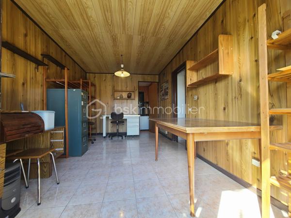 EXCLUSIVITÉ 
– Pavillon familial à Boissy-sous-Saint-Yon
Dans un environnement calme d’une impasse, venez découvrir sans tarder ce pavillon mitoyen d’un côté, offrant de beaux volumes et un agréable jardin clos exposé Ouest.
Dès l’entrée, vous découvrirez un séjour / salle à manger traversant, lumineux et convivial, ainsi qu’une cuisine donnant directement accès à la terrasse et au jardin. L’exposition Ouest vous permettra de profiter pleinement des belles soirées en extérieur.
Ce même niveau propose également une chambre d’environ 14 m², une buanderie, des WC ainsi qu’un accès au sous-sol.
Un bel escalier dessert l’étage, où un couloir mène à 4 chambres, dont une belle chambre traversante Est/Ouest d’environ 21 m², ainsi qu’une salle d’eau. Un accès aux combles complète cet espace.
Le sous-sol d’environ 69 m² constitue un véritable atout. Il se compose d’une belle buanderie, d’une seconde pièce pouvant être aménagée selon vos besoins (bureau, salle de loisirs, atelier, stockage…) et d’un garage d’environ 20 m².
Les + du bien
- Pavillon offrant une belle surface et de nombreux espaces
- 5 chambres au total
- Jardin entièrement clos avec terrasse
- Exposition Est/Ouest
- Fenêtres PVC double vitrage (2019)
- Chaudière gaz récente (2021)
- Volets occultants manuels
- Possibilité de stationner plusieurs véhicules (Garage, allée de garage et devant la maison)
- Sous-sol de 69 m²
- Proximité des écoles maternelles, primaires (Publique et privée), des commerces (pharmacie, bureau de poste, coiffeur, cabinet médical), mais également des activités sportives telles que stade de foot, court de tennis, city, gymnase et ses nombreuses associations....
Un village où on se sent bien vivre.
Un bien idéal pour une famille à la recherche d’espace, de tranquillité et de potentiel.
📅 Visites possibles 7j/7 sur rendez-vous, et ce jusqu'à 21h30

***** Contactez-moi rapidement pour organiser votre visite ! *****