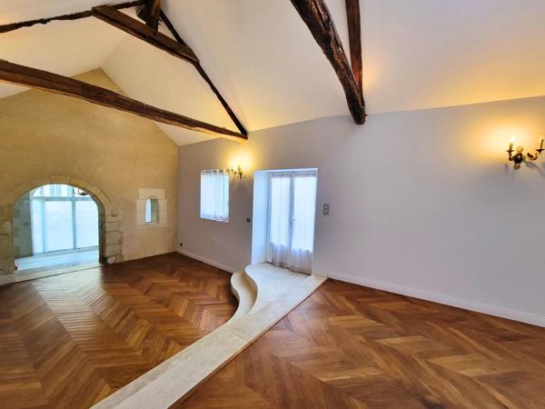 Maison de maître avec dépendances et troglodytes.