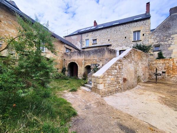 Maison de maître avec dépendances et troglodytes.