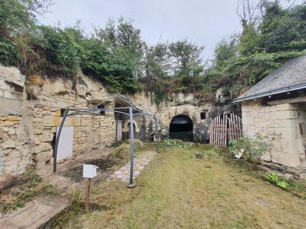 Maison de maître avec dépendances et troglodytes.