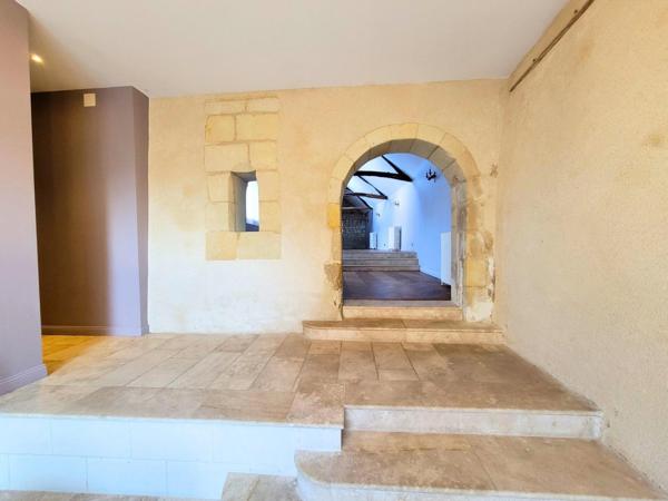 Maison de maître avec dépendances et troglodytes.